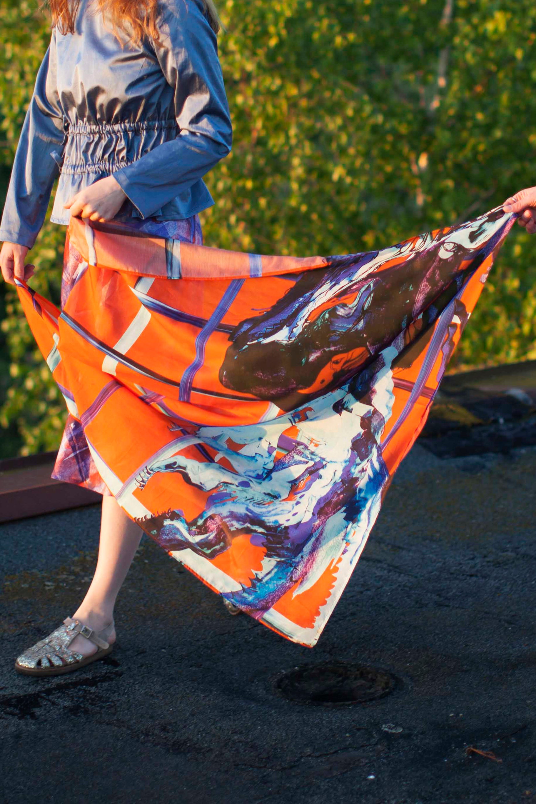 Tuch Malerei blau auf orange-rot