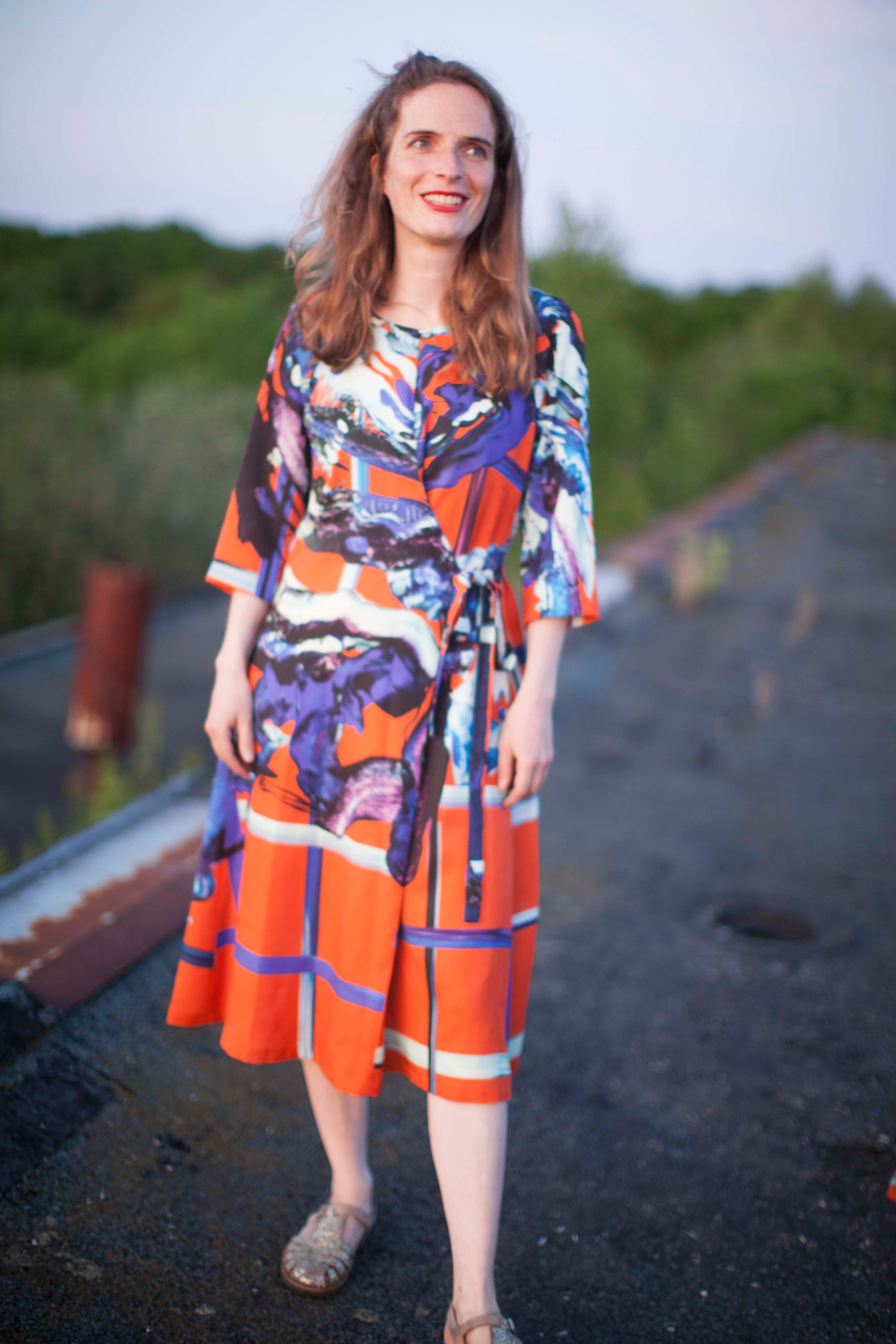 Rotes Wickelkleid blaue Malerei