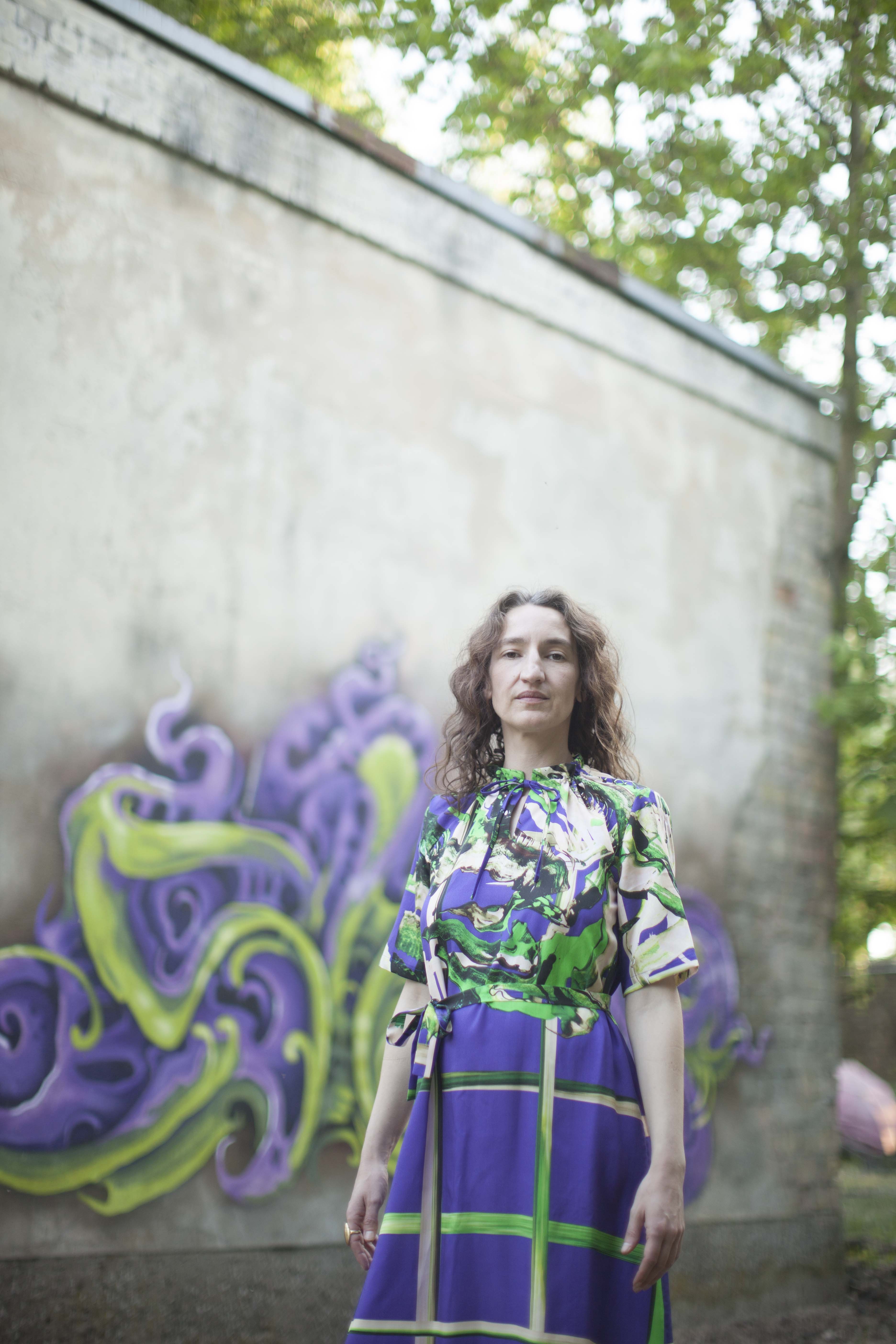 Kleid geraffter Kragen Malerei in grün auf lila
