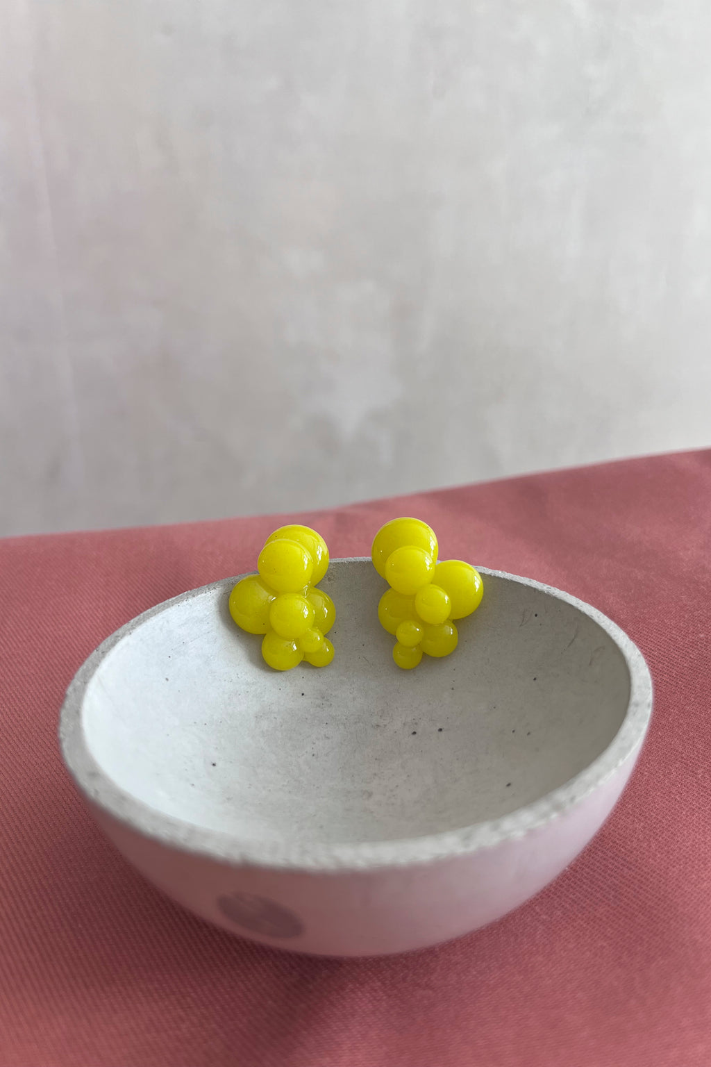 Tropfen monochrom gelb oder orange Glasohrringe Stecker - BEIRA