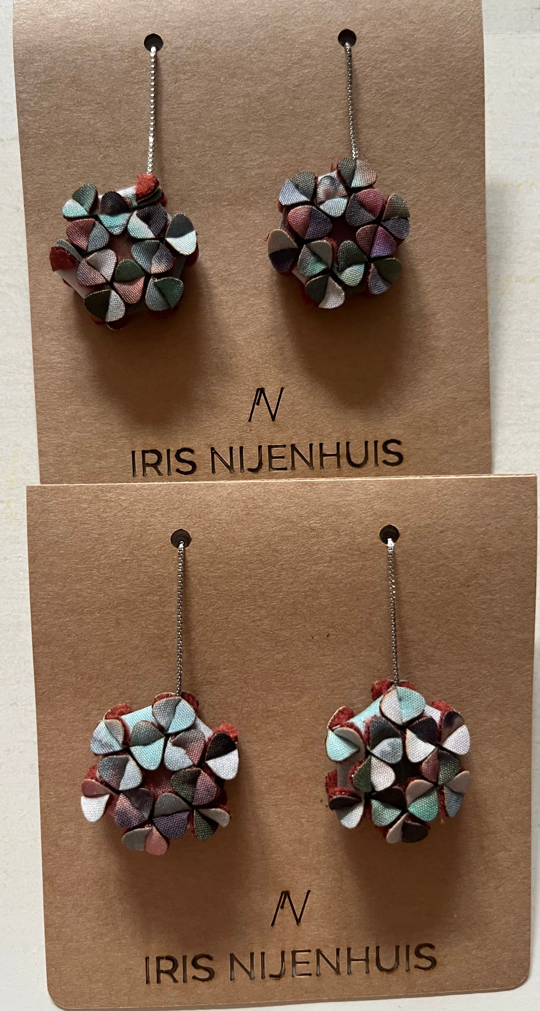 Runde Stoffohrringe verschiedene Farben an Silberkette - Minis on a chain - IRIS NIJENHUIS