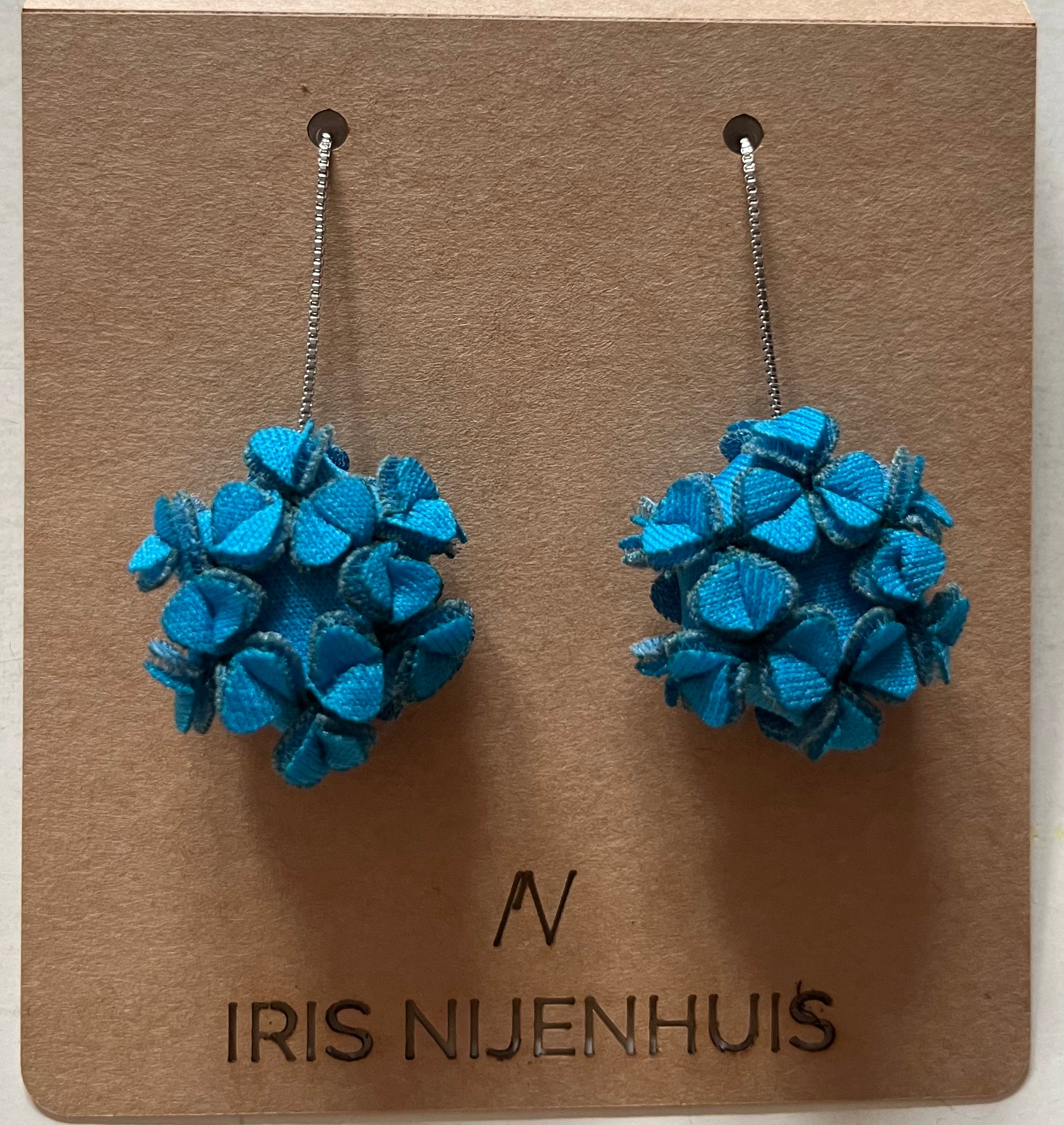 Runde Stoffohrringe verschiedene Farben an Silberkette - Minis on a chain - IRIS NIJENHUIS