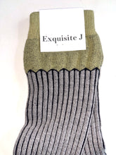 Laden Sie das Bild in den Galerie-Viewer, Gestreifte Socken grau grün Exquisite J