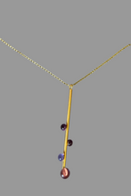 Laden Sie das Bild in den Galerie-Viewer, Stabkette gold mit bunten Glastropfen in grün oder lila - BEIRA