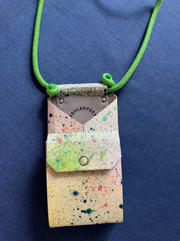 Handytasche mit integriertem Geldbeutel, getupft und schwarz - Pendular Pocket