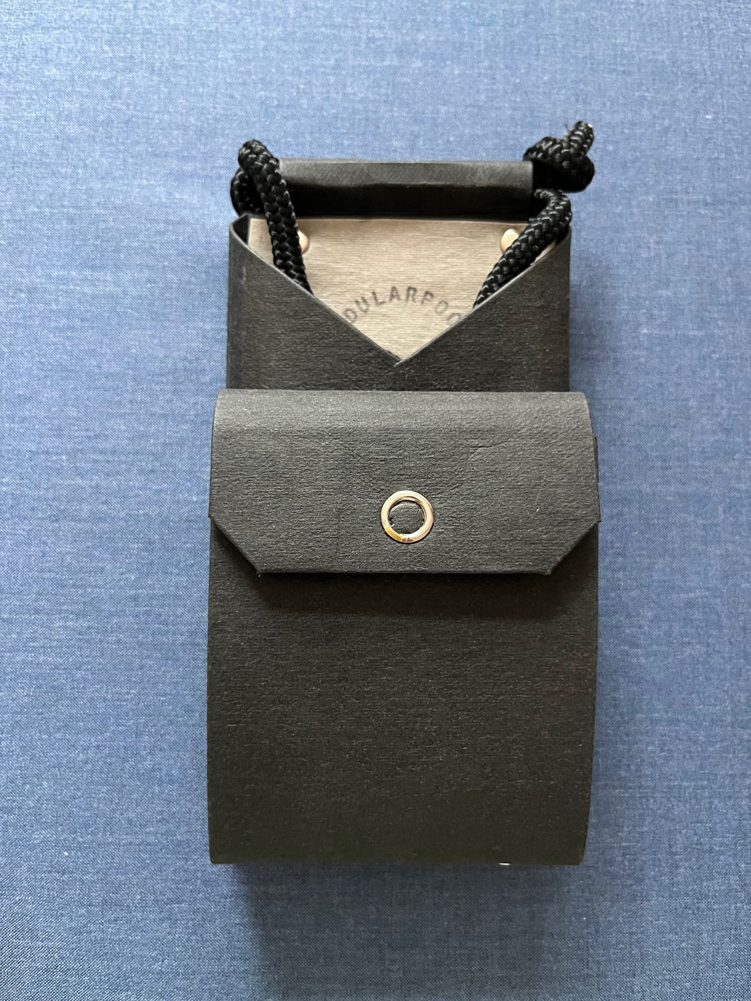 Handytasche mit integriertem Geldbeutel, getupft und schwarz - Pendular Pocket