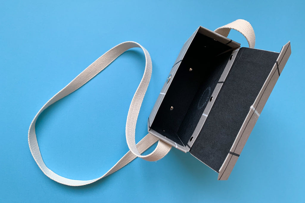 Umhängetasche Karo auf grau - Pendular Pocket