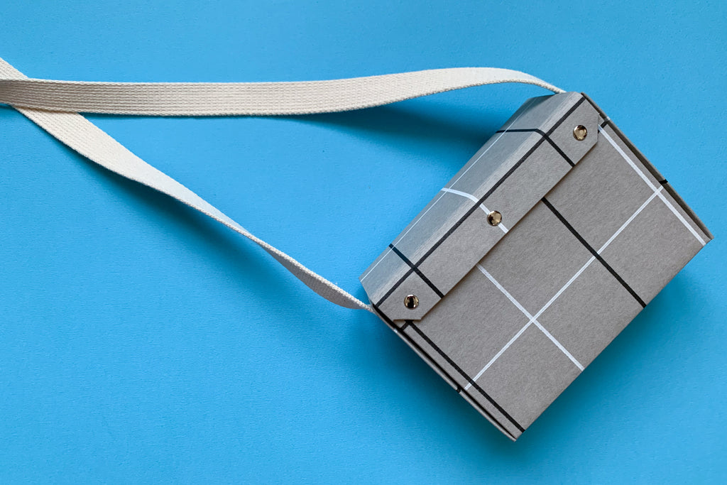 Umhängetasche Karo auf grau - Pendular Pocket