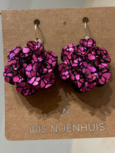 Laden Sie das Bild in den Galerie-Viewer, Große runde Stoffohrringe verschiedene Farben - The Maxis - IRIS NIJENHUIS