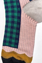 Laden Sie das Bild in den Galerie-Viewer, Grün karierte Socken mit rosa Exquisite J