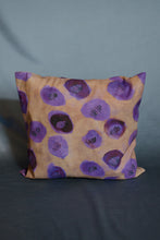 Laden Sie das Bild in den Galerie-Viewer, Cushion Purple on Beige