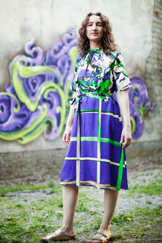 Kleid geraffter Kragen Malerei in grün auf lila