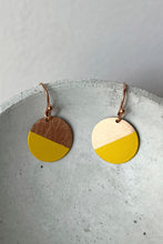 Laden Sie das Bild in den Galerie-Viewer, Minimalistische Ohrringe Kreis - Ruby on Tuesday