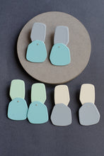 Laden Sie das Bild in den Galerie-Viewer, Color Blocking Earrings Grey by Lisa Kroeber