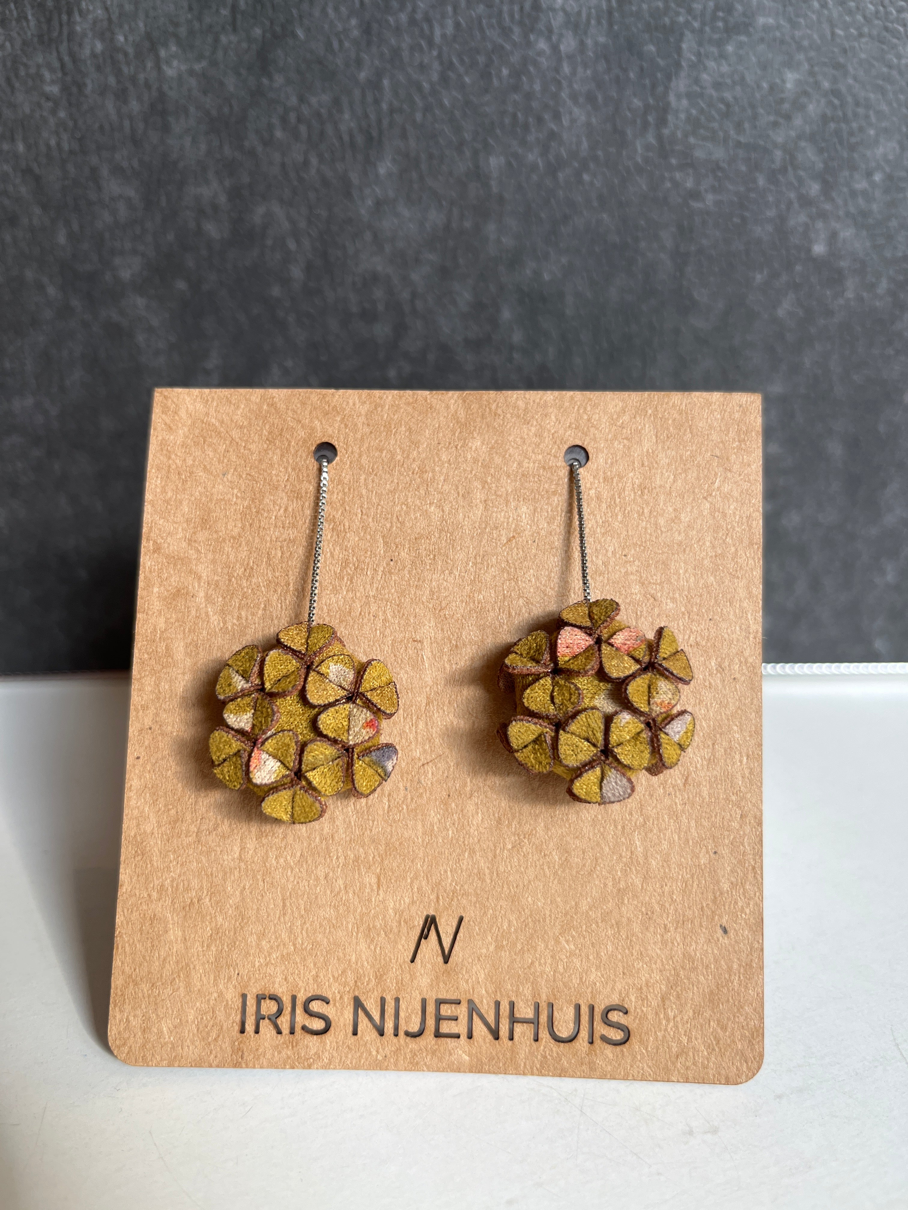 Runde Stoffohrringe verschiedene Farben an Silberkette - Minis on a chain - IRIS NIJENHUIS