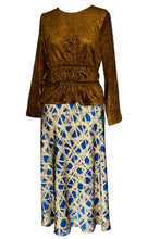 Laden Sie das Bild in den Galerie-Viewer, Fließender Rock blau gelbe Kreidezeichnung