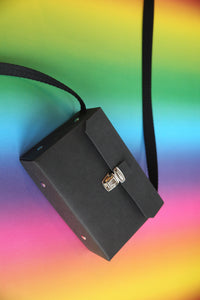 Umhängetasche schwarz verschiedene Formate - Pendular Pocket