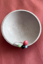 Laden Sie das Bild in den Galerie-Viewer, Ohrringe und Ring bunte Tropfen mit schwarz - BEIRA