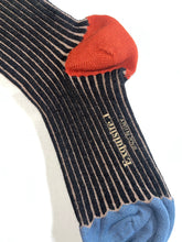 Laden Sie das Bild in den Galerie-Viewer, Gestreifte Socken grün und schwarz Exquisite J