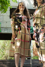 Laden Sie das Bild in den Galerie-Viewer, Beiges Wickelkleid mit Malerei in schwarz und rosa