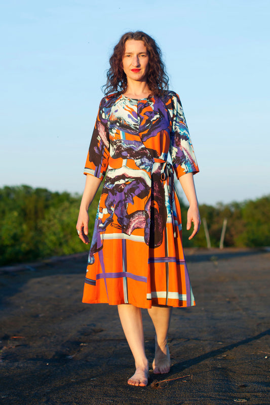 Rotes Wickelkleid blaue Malerei