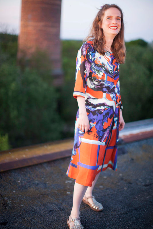 Rotes Wickelkleid blaue Malerei