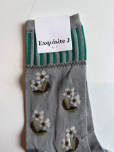 Laden Sie das Bild in den Galerie-Viewer, Blümchensocken Socken rosa, grau oder transparent Exquisite J