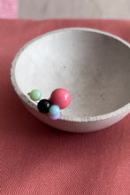 Laden Sie das Bild in den Galerie-Viewer, Ohrringe und Ring bunte Tropfen mit schwarz - BEIRA