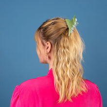 Laden Sie das Bild in den Galerie-Viewer, Haarspangen Blumen groß Coucou Suzette