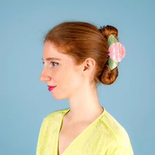 Laden Sie das Bild in den Galerie-Viewer, Haarspangen Blumen groß Coucou Suzette