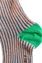 Laden Sie das Bild in den Galerie-Viewer, Gestreifte Socken grau grün Exquisite J