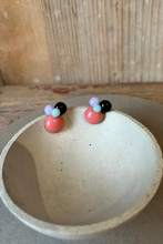 Laden Sie das Bild in den Galerie-Viewer, Kleine Ohrstecker bunte Tropfen - BEIRA