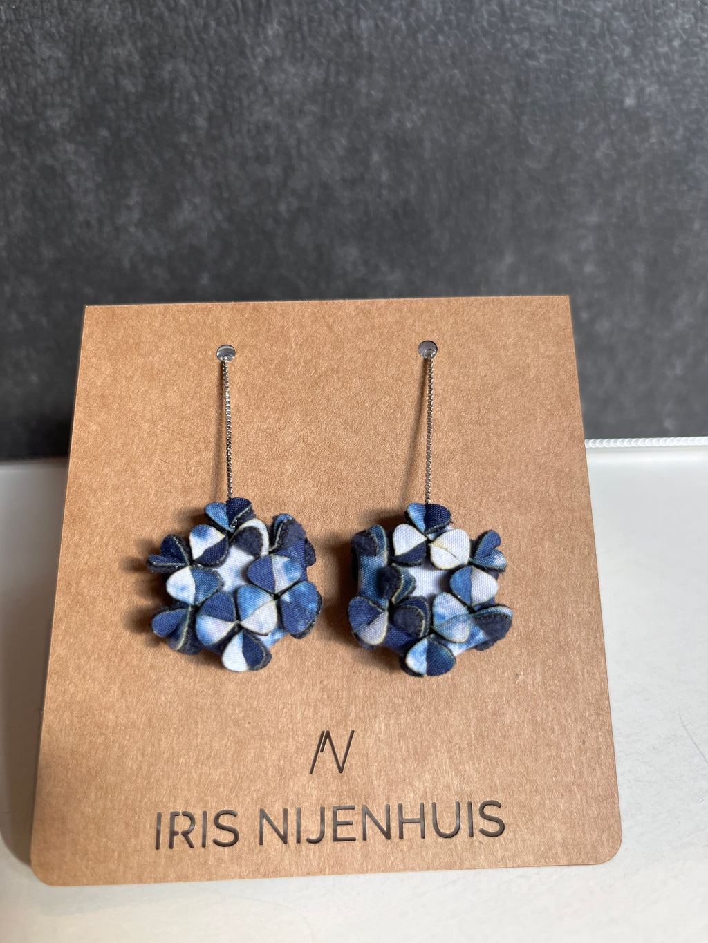 Runde Stoffohrringe verschiedene Farben an Silberkette - Minis on a chain - IRIS NIJENHUIS