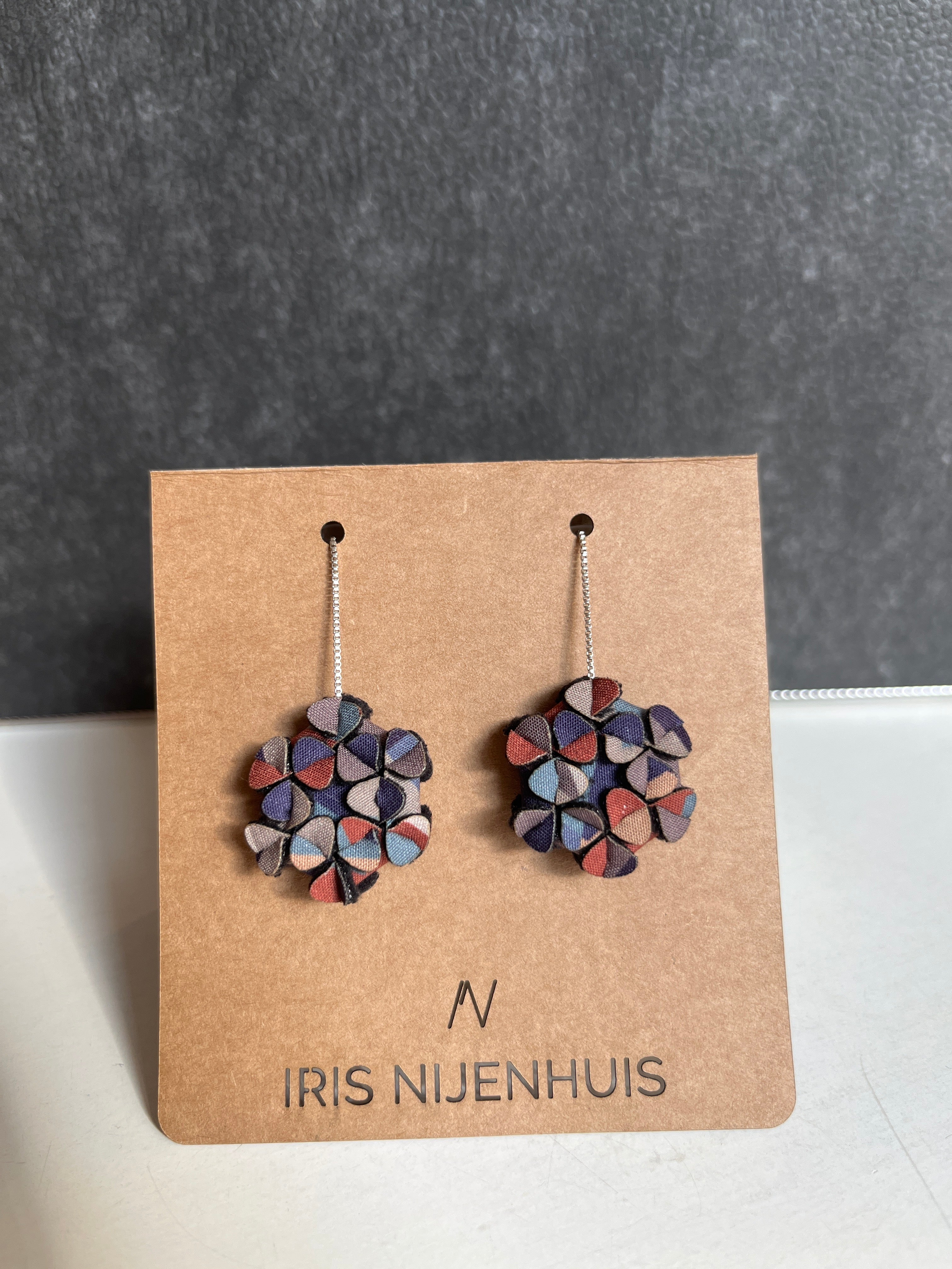 Runde Stoffohrringe verschiedene Farben an Silberkette - Minis on a chain - IRIS NIJENHUIS