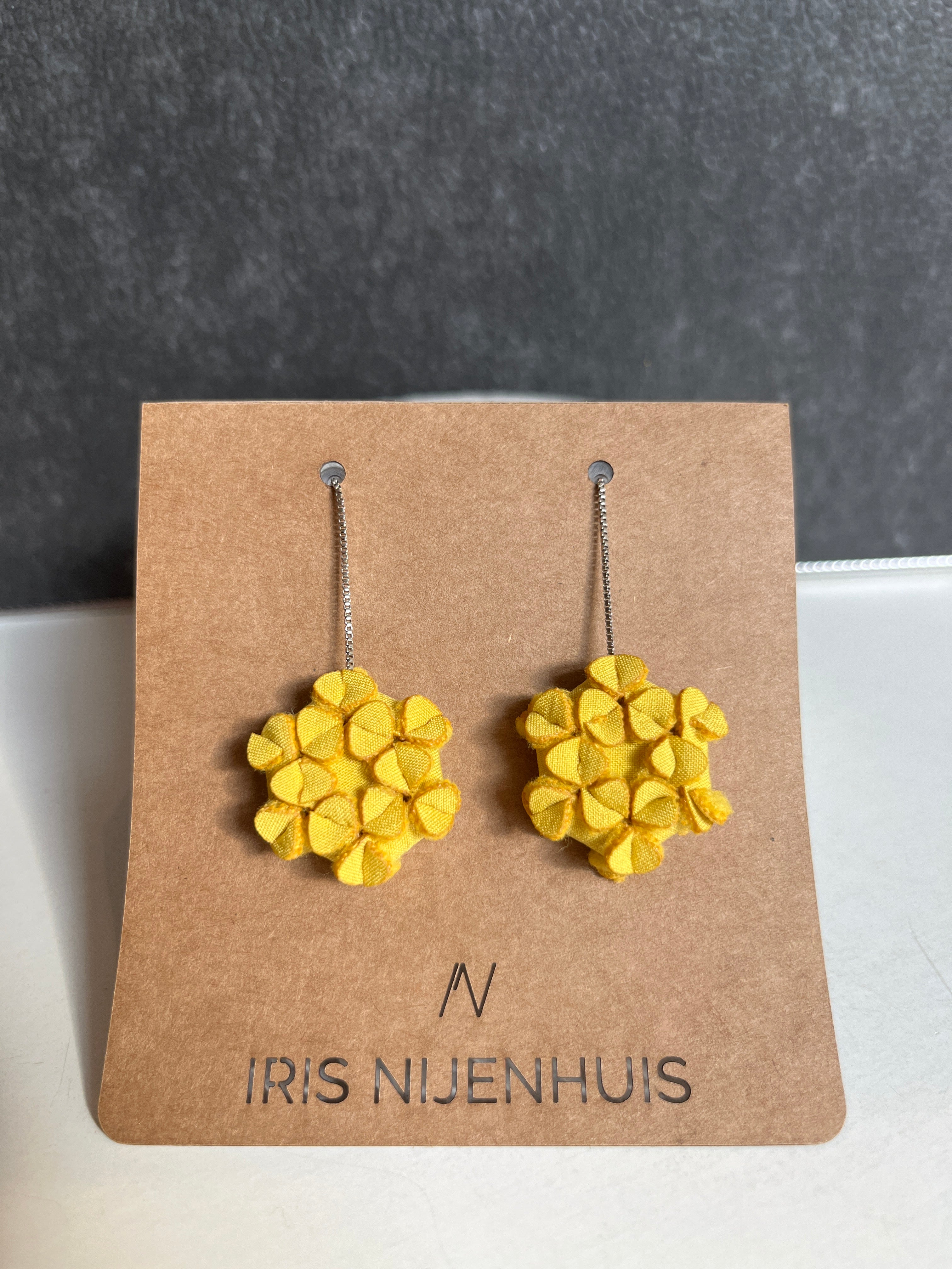 Runde Stoffohrringe verschiedene Farben an Silberkette - Minis on a chain - IRIS NIJENHUIS