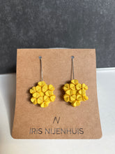 Laden Sie das Bild in den Galerie-Viewer, Runde Stoffohrringe verschiedene Farben an Silberkette - Minis on a chain - IRIS NIJENHUIS