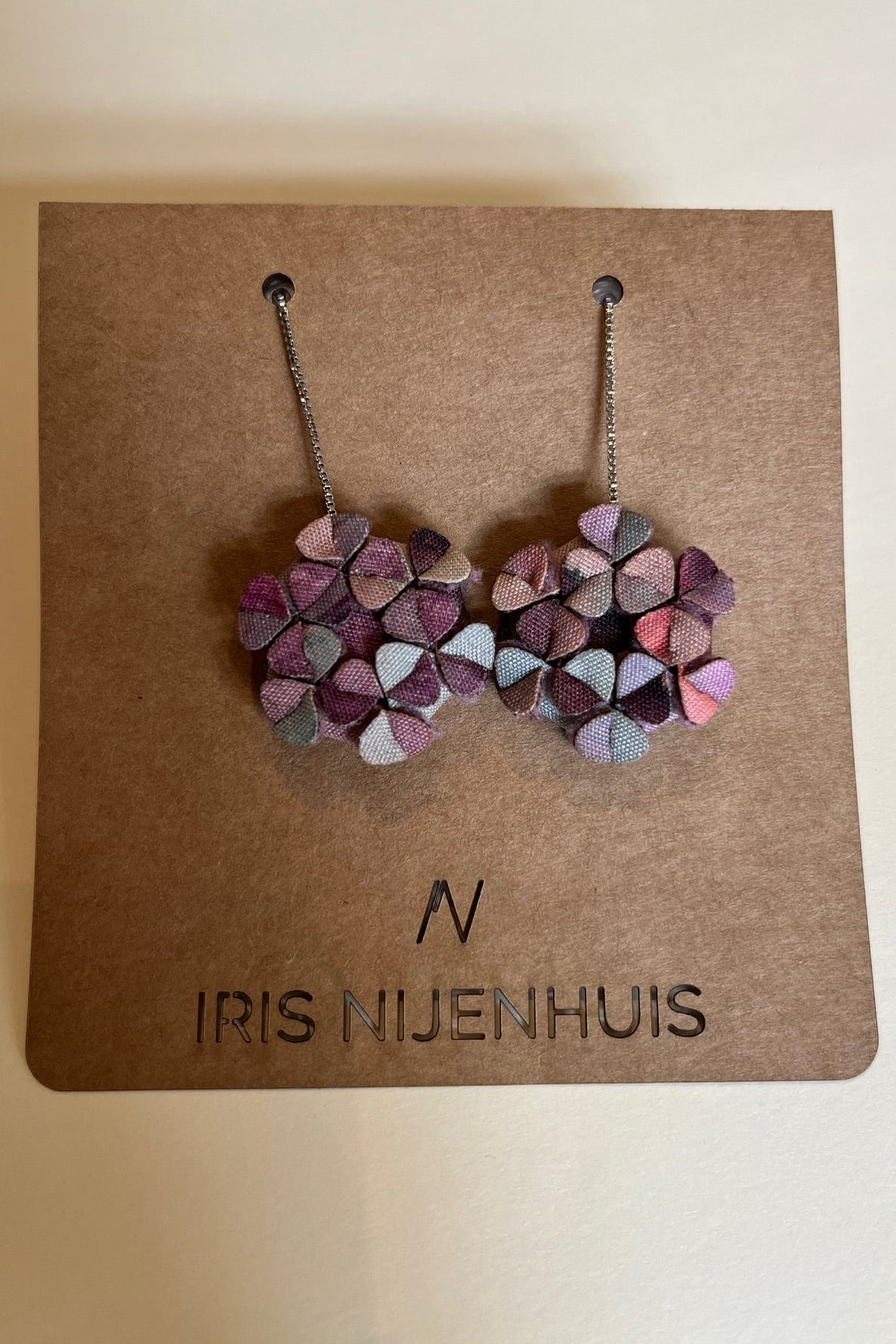 Runde Stoffohrringe verschiedene Farben an Silberkette - Minis on a chain - IRIS NIJENHUIS