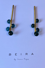 Laden Sie das Bild in den Galerie-Viewer, Stabohrringe gold mit bunten Glasblasen -BEIRA