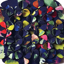 Laden Sie das Bild in den Galerie-Viewer, Große runde Stoffohrringe verschiedene Farben - The Maxis - IRIS NIJENHUIS