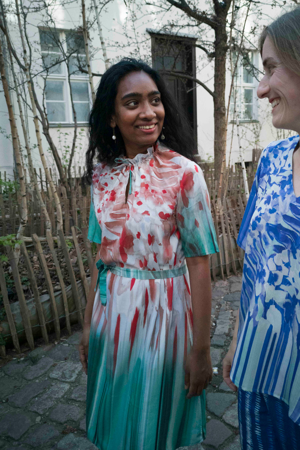 Blumenkleid mit gerafftem Kragen 