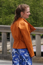 Laden Sie das Bild in den Galerie-Viewer, cotton summer jacket in orange with cutout pattern - Clara Kaesdorf