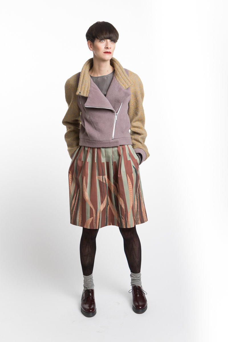 Pleated skirt with leave print