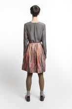 Laden Sie das Bild in den Galerie-Viewer, Pleated Skirt Feather Print