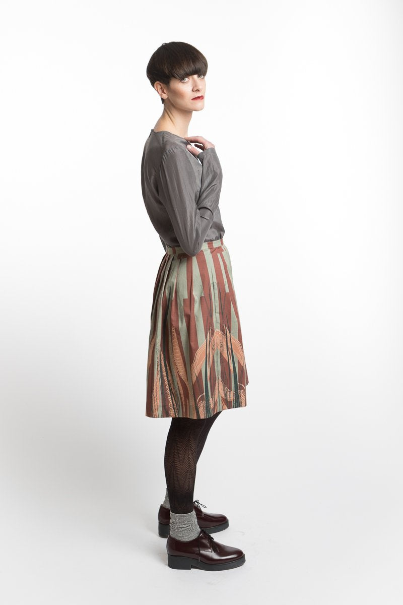 Pleated skirt with leave print