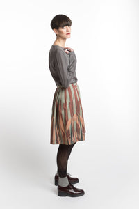 Pleated skirt with leave print