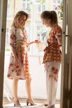 Laden Sie das Bild in den Galerie-Viewer, Linen Wrap Dress Orange
