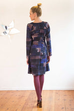 Laden Sie das Bild in den Galerie-Viewer, Kariertes Kleid in Wickeloptik aus Berlin
