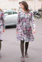 Laden Sie das Bild in den Galerie-Viewer, Kleid aus Biobaumwolle in Wickeloptik weiß rosa