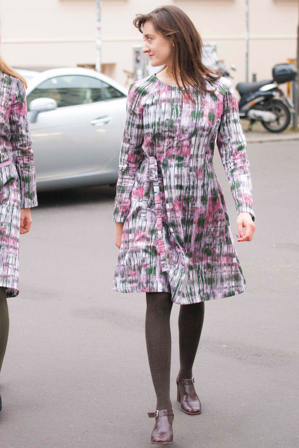 Kleid aus Biobaumwolle in Wickeloptik weiß rosa