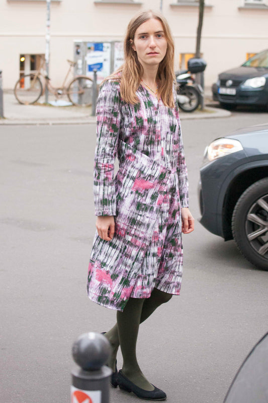 Berlin Streetstyle pink printed organic cotton dress Clara Kaesdorf
